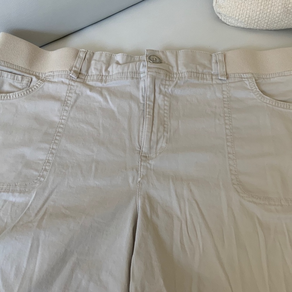 Womens Gloria Vanderbilt tan shorts